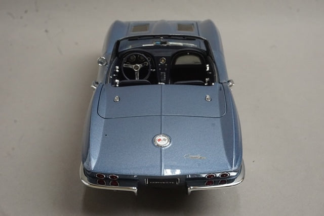 1:18 AUTOart 71192 Chevrolet Corvette Convertible 1963 Silver Blue