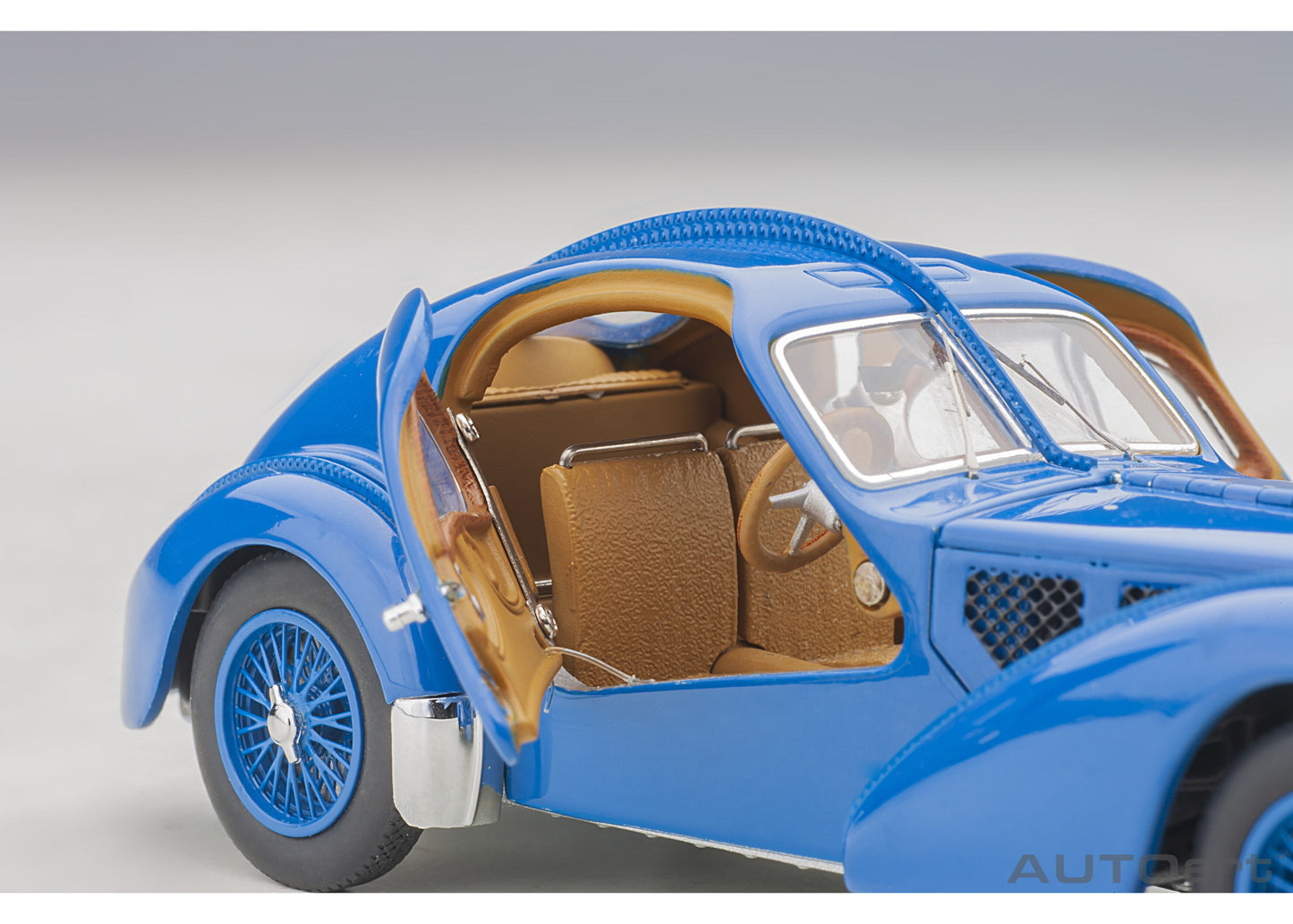 [Back-order] AUTOart 50947 1:43 Bugatti Type 57SC Atlantic 1938 (Blue/Wire Spoke Wheels)