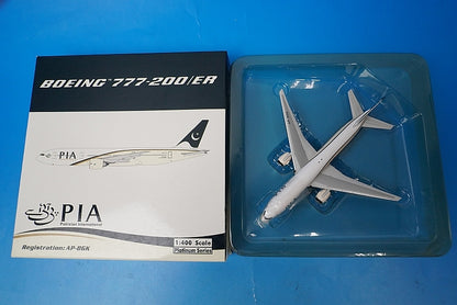 1:400 B777-200/ER PIA Pakistan AP-BGK 10411 Phoenix airplane model