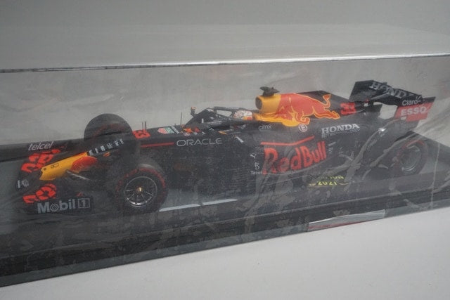 1:18 SPARK 18S609 Red Bull Racing Honda RB16B Abu Dhabi GP 2021 Winner #33 model car