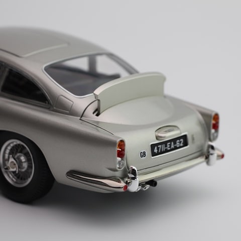 8251033 XiaoGuang MODEL 1:18 Aston Martin DB5 007 / Goldfinger Bond Car model car