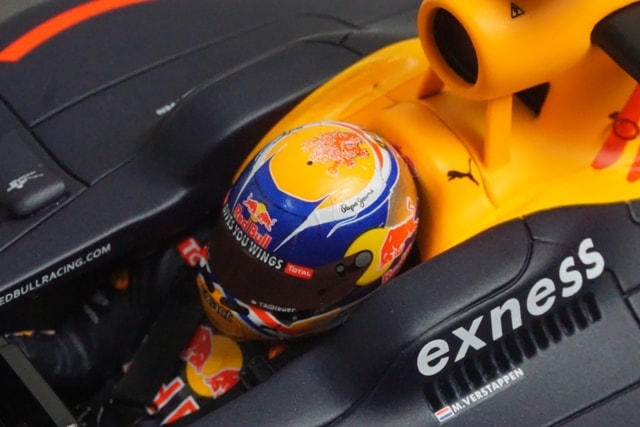 1:18 Minichamps 117161233 Red Bull Racing Tag Heuer RB12 Brazil 3rd 2016 #33 M. Verstappen