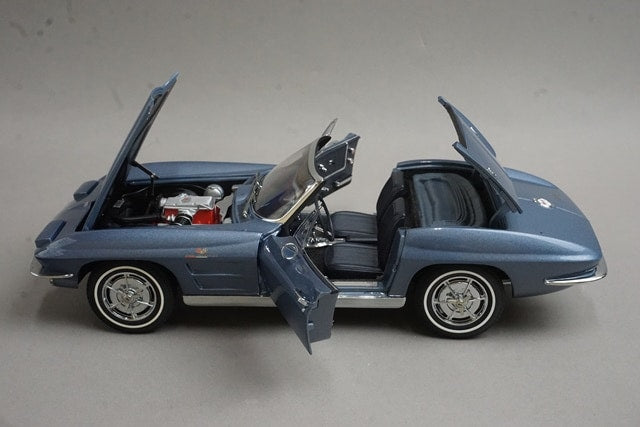 1:18 AUTOart 71192 Chevrolet Corvette Convertible 1963 Silver Blue