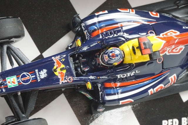 1:43 MINICHAMPS 410110301 Red Bull Racing Renault RB7 Japanese GP 2011 #1 model car