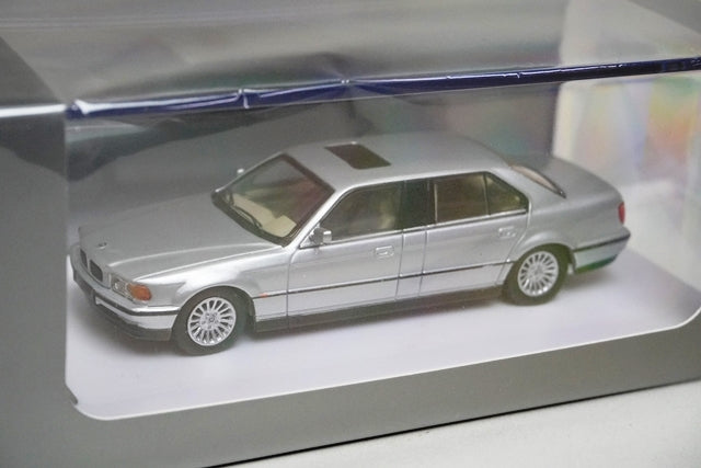 DCM 1:64 BMW E38 7-Series L7 Silver Later 1998-2001