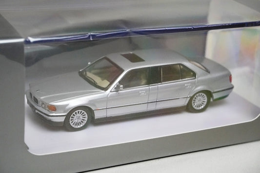 DCM 1:64 BMW E38 7-Series L7 Silver Later 1998-2001