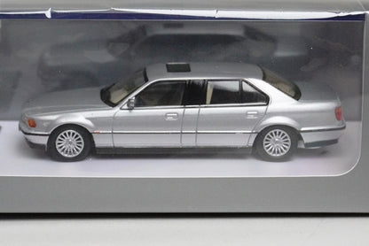 DCM 1:64 BMW E38 7-Series L7 Silver Later 1998-2001