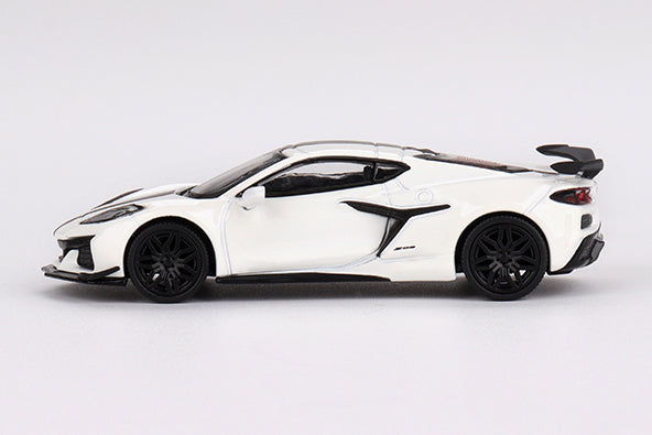 [ Back-order ] TSM MINI-GT MGT00677-R 1:64 Chevrolet Corvette Z06 2023 Arctic White RHD model car