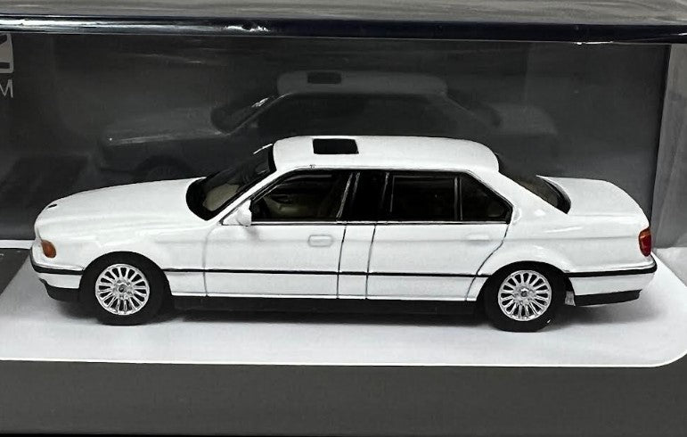 DCM 1:64 BMW E38 7-Series L7 White Later 1998-2001