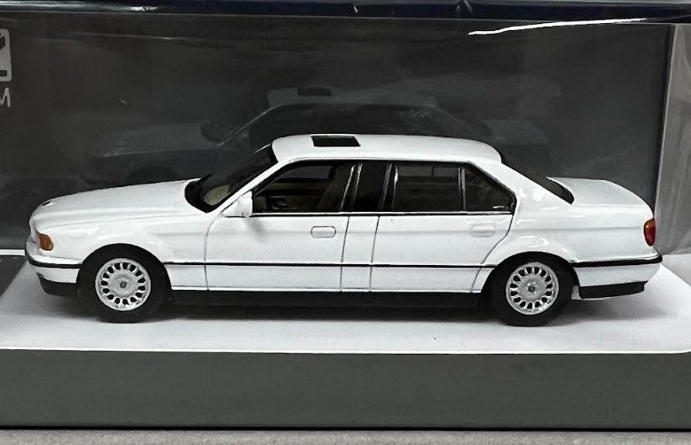 DCM 1:64 BMW E38 7-Series L7 White Early 1996-1998