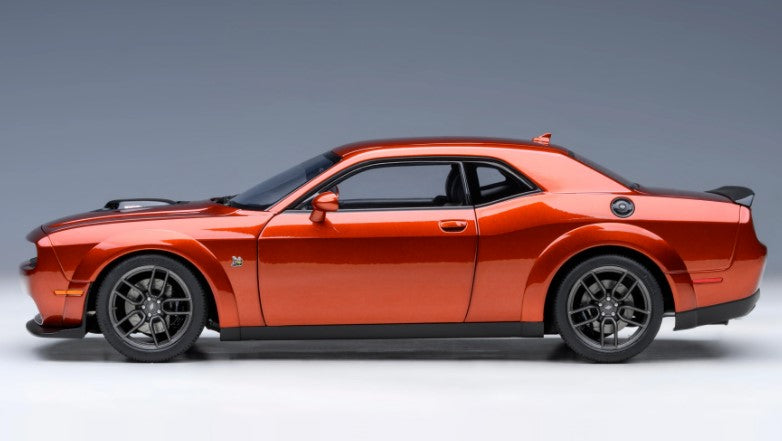 71773 AUTOart 1:18 Dodge Challenger R/T Scat Pack Widebody 2022 (SINAMON STICK / Metallic Orange)