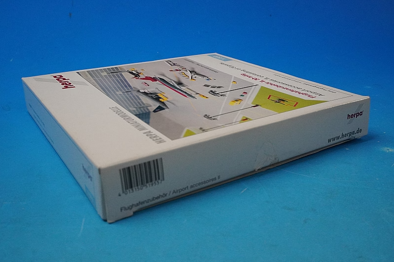 1:500 Airport accessories Towing vehicle, passenger vehicle, baggage towing vehicle, lighting tower, luggage trailer, helicopter, barrier, doll set Diorama 519557 Herpa