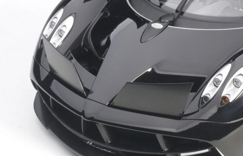 [ Back-order ] AUTOart 12233 1:12 Pagani Huayra Black/Silver Stripe