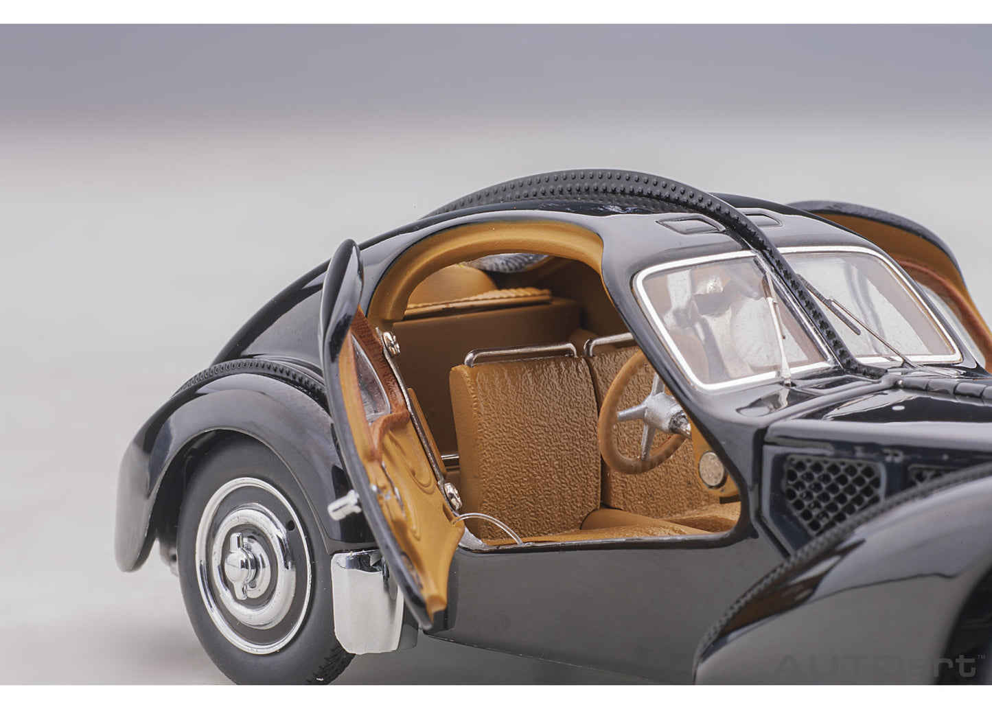 [Back-order] AUTOart 50946 1:43 Bugatti Type 57SC Atlantic 1938 (Black/Disc Wheel)