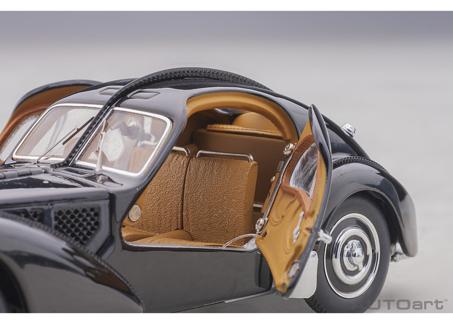 [Back-order] AUTOart 50946 1:43 Bugatti Type 57SC Atlantic 1938 (Black/Disc Wheel)