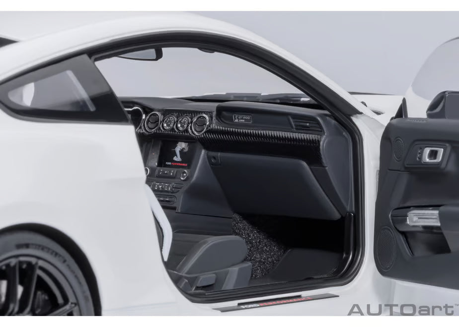 [ Back-order ] AUTOart 73095 1:18 Ford Mustang Shelby GT500 White Black Stripe model car