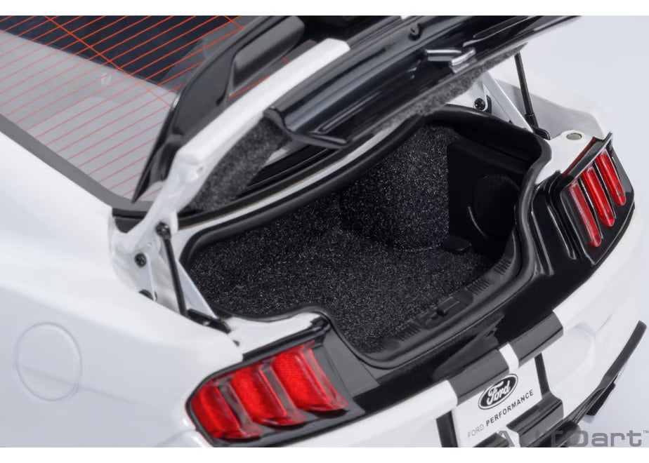 [ Back-order ] AUTOart 73095 1:18 Ford Mustang Shelby GT500 White Black Stripe model car