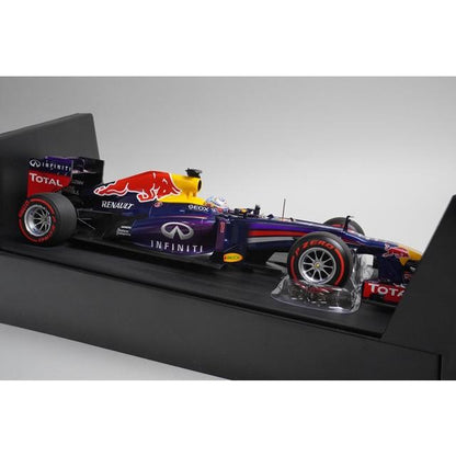 1:18 MINICHAMPS 110130101 Infiniti Red Bull Racing RB9 Brazilian GP 2013 #1 model car