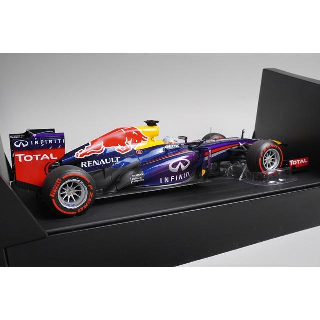 1:18 MINICHAMPS 110130101 Infiniti Red Bull Racing RB9 Brazilian GP 2013 #1 model car