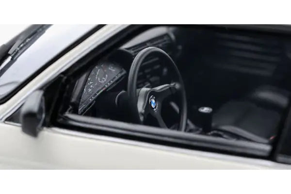 [ Back-order ] OttO OTM1097 1:18 BMW E30 325i TC2 Bauer 1988 White model car