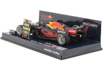 410212333 MINICHAMPS 1:43 Honda Red Bull Racing RB16B M. Verstappen Abu Dhabi GP 2021 Winner World Champion with Pit Board