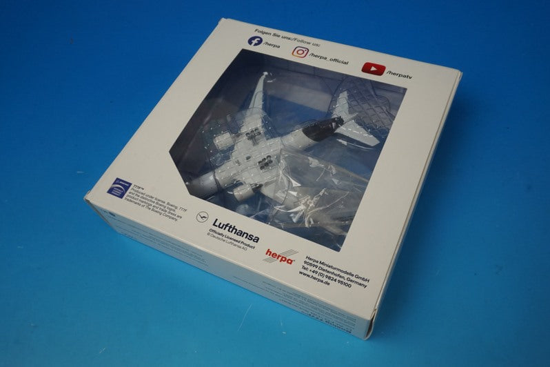 1:400 B777F Lufthansa Cargo Sustainable Fuel-Powered by DB Schenker D-ALFG 562799 Herpa