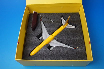 1:200 B767-300 DHL G-DHLE 10068 Gemini airplane model