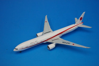 1:400 B777-300ER Air Self-Defense Force Japanese Government Aircraft No. 2 WiFi Radome with Plastic Stand Blue Bus and Step Car #80-1112 JG40103 ANA