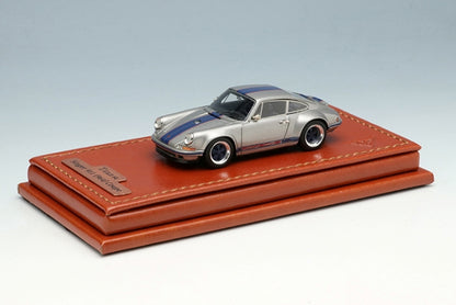 TM001G MakeUp Titan64 1:64 TM001E-H Singer 911 964 Coupe Titanium Silver / Dark Blue Stripe