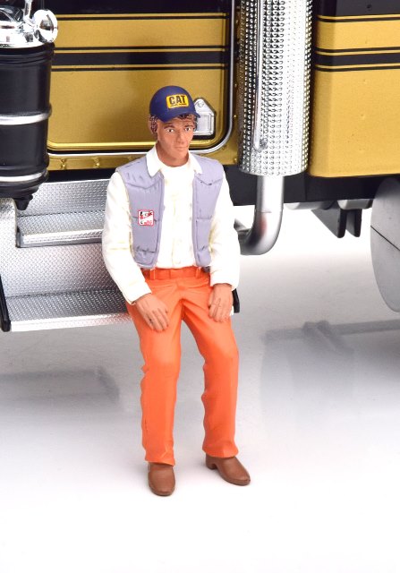 RK18A013 ROAD KINGS 1:18 Figurine Trucker Cledus Snow Standing