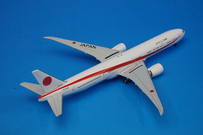 1:400 B777-300ER Air Self-Defense Force Japanese Government Aircraft No. 2 WiFi Radome with Plastic Stand Blue Bus and Step Car #80-1112 JG40103 ANA