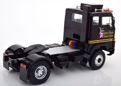 RK180064 ROAD KINGS 1:18 Volvo F88 1978 JPS Team Lotus with Union Jack