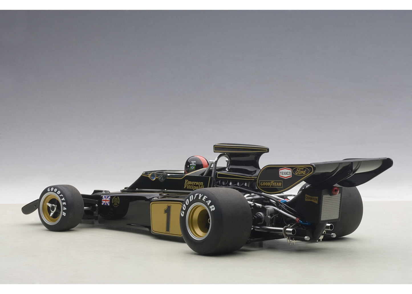 87328 AUTOart 1:18 Lotus 72E 1973 #1 Emerson Fittipaldi with Driver Figure