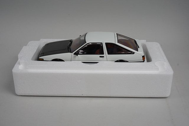 1:18 AUTOart 78797 Toyota Sprinter Trueno AE86 Initial D Project D Ver.