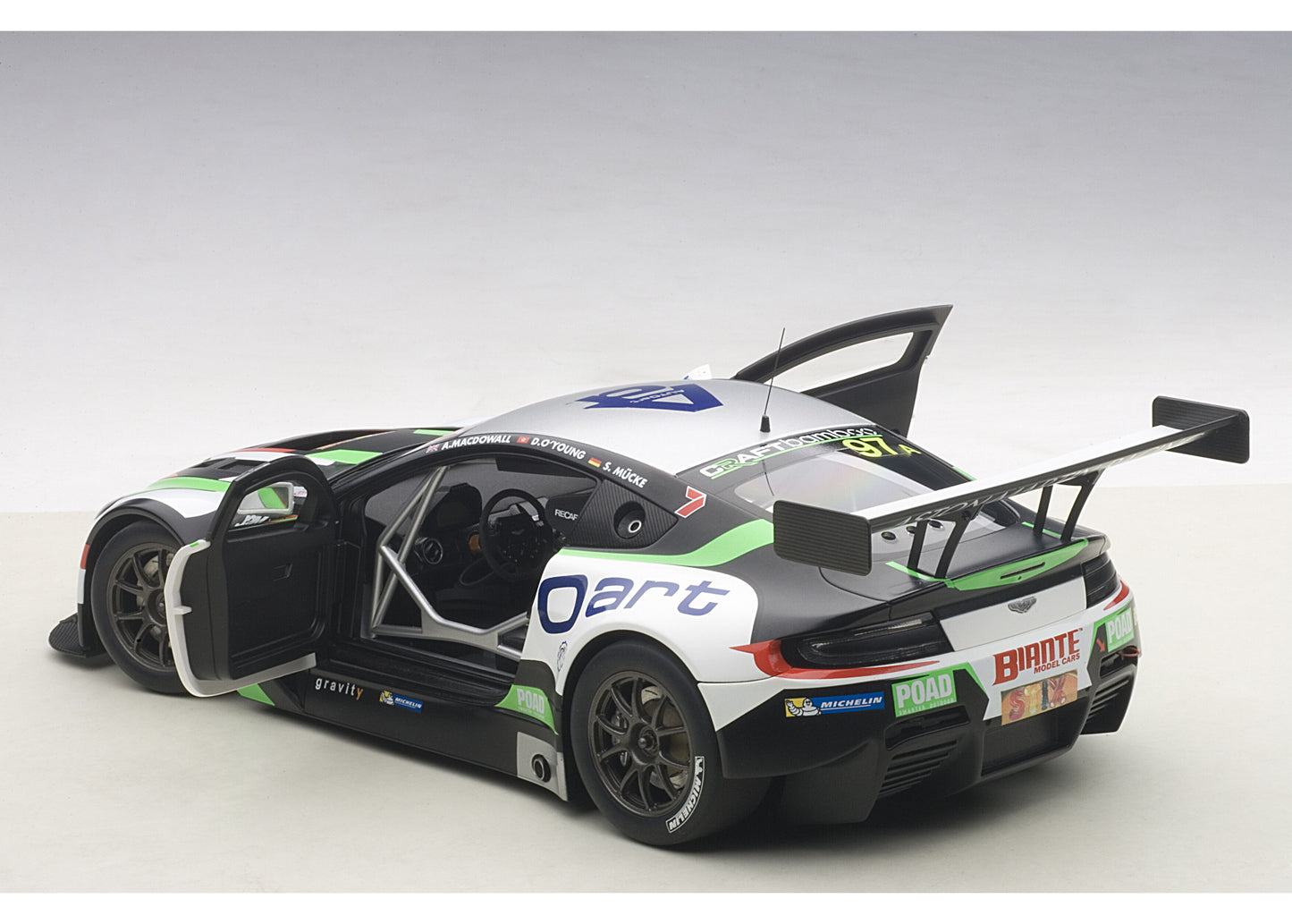 81506 AUTOart 1:18 Aston Martin V12 Vantage Bathurst 12h 2015 #97