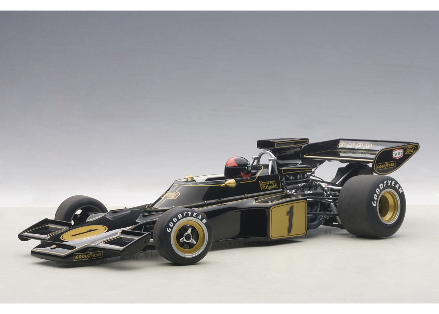 87328 AUTOart 1:18 Lotus 72E 1973 #1 Emerson Fittipaldi with Driver Figure