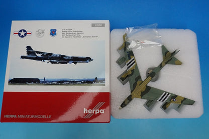 1:200 B-52H Stratofortress USAF #60-0057 559003 Herpa airplane model