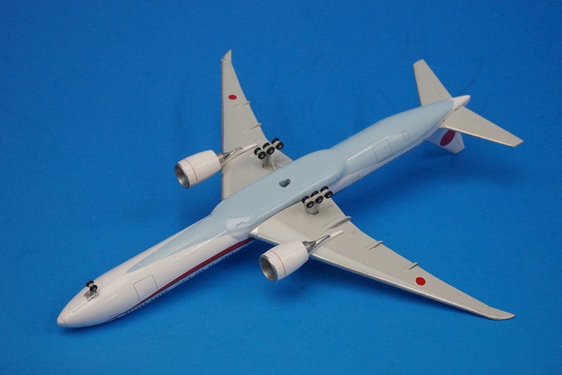 1:400 B777-300ER Air Self-Defense Force Japanese Government Aircraft No. 2 WiFi Radome with Plastic Stand Blue Bus and Step Car #80-1112 JG40103 ANA