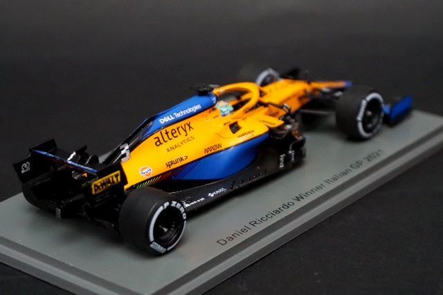 1:43 SPARK S7689 McLaren MCL35M Italy GP 2021 Winner #3 D.Ricciardo w/Pit Board