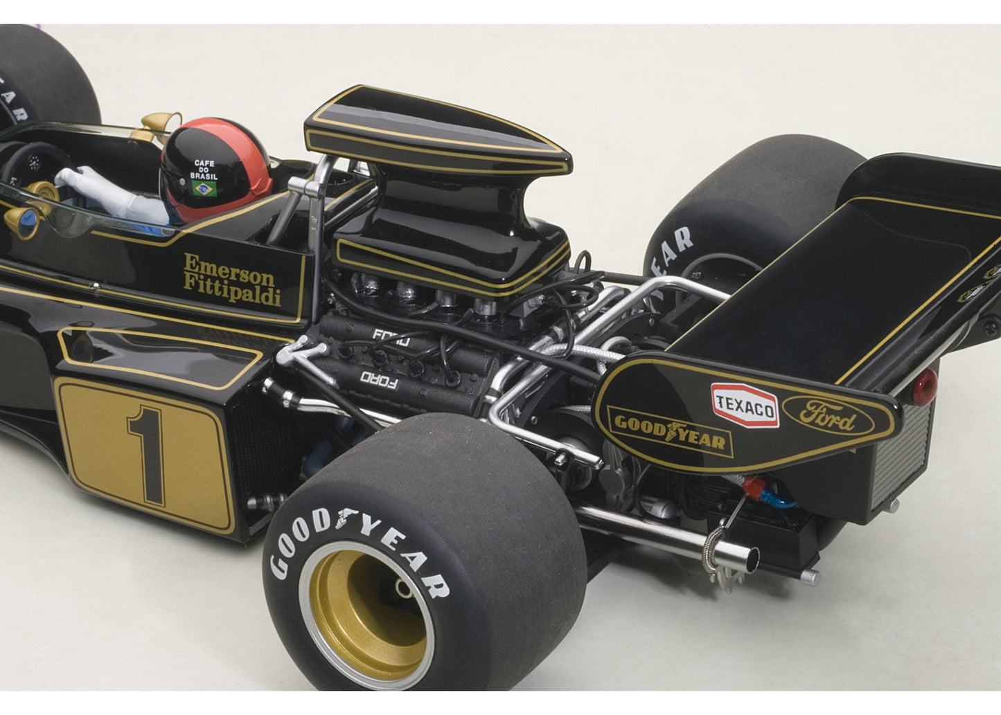 87328 AUTOart 1:18 Lotus 72E 1973 #1 Emerson Fittipaldi with Driver Figure