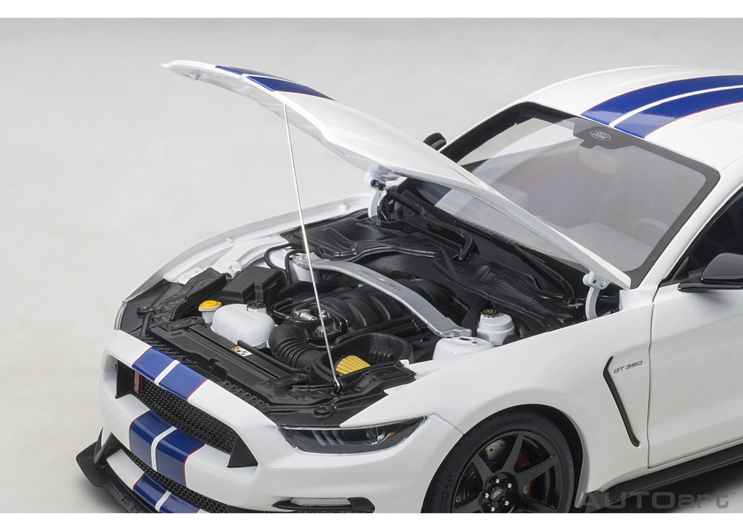 72931 AUTOart 1:18 Ford Shelby GT350R White / Blue Stripes