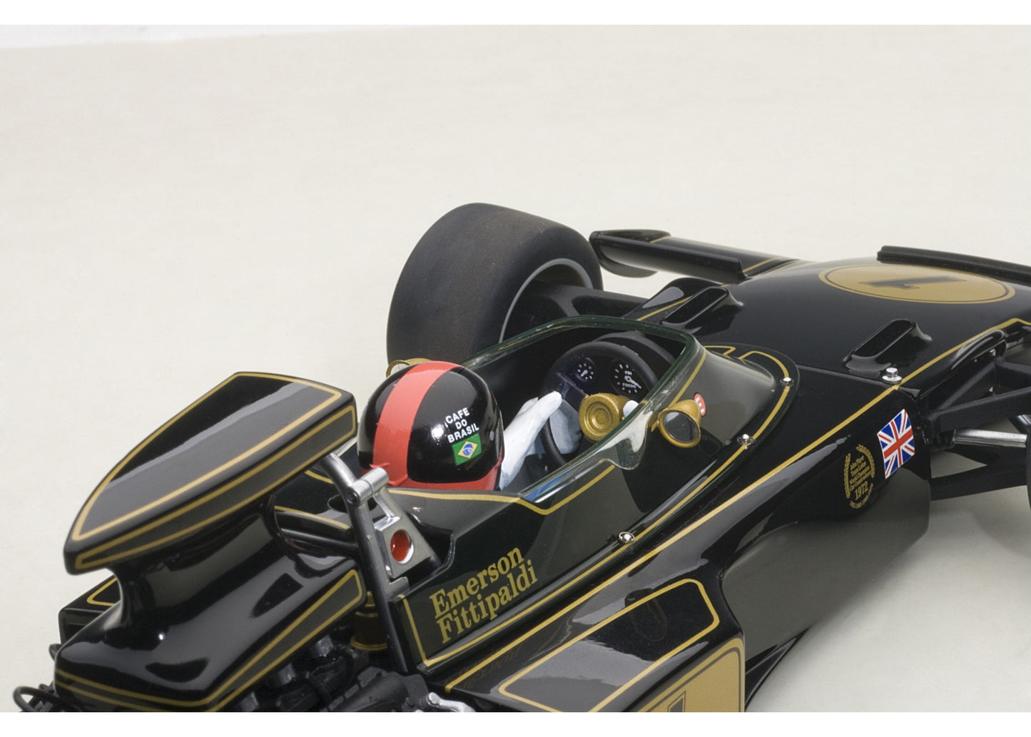 87328 AUTOart 1:18 Lotus 72E 1973 #1 Emerson Fittipaldi with Driver Figure