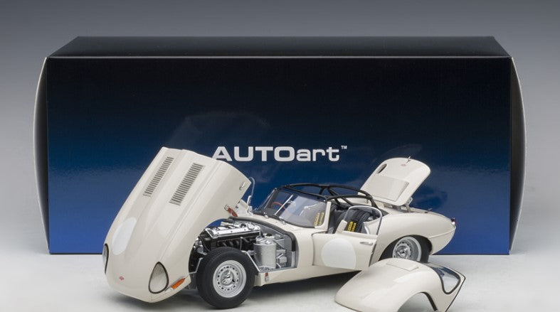 73649 AUTOart 1:18 Jaguar Lightweight E Type White model cars