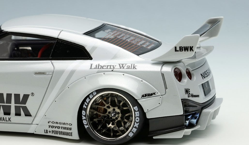 LB015B MakeUp EIDOLON 1:43 Nissan LB WORKS R35 GT-R Type 1.5 LB Shilhouette Wing Metallic White/Black Stripe