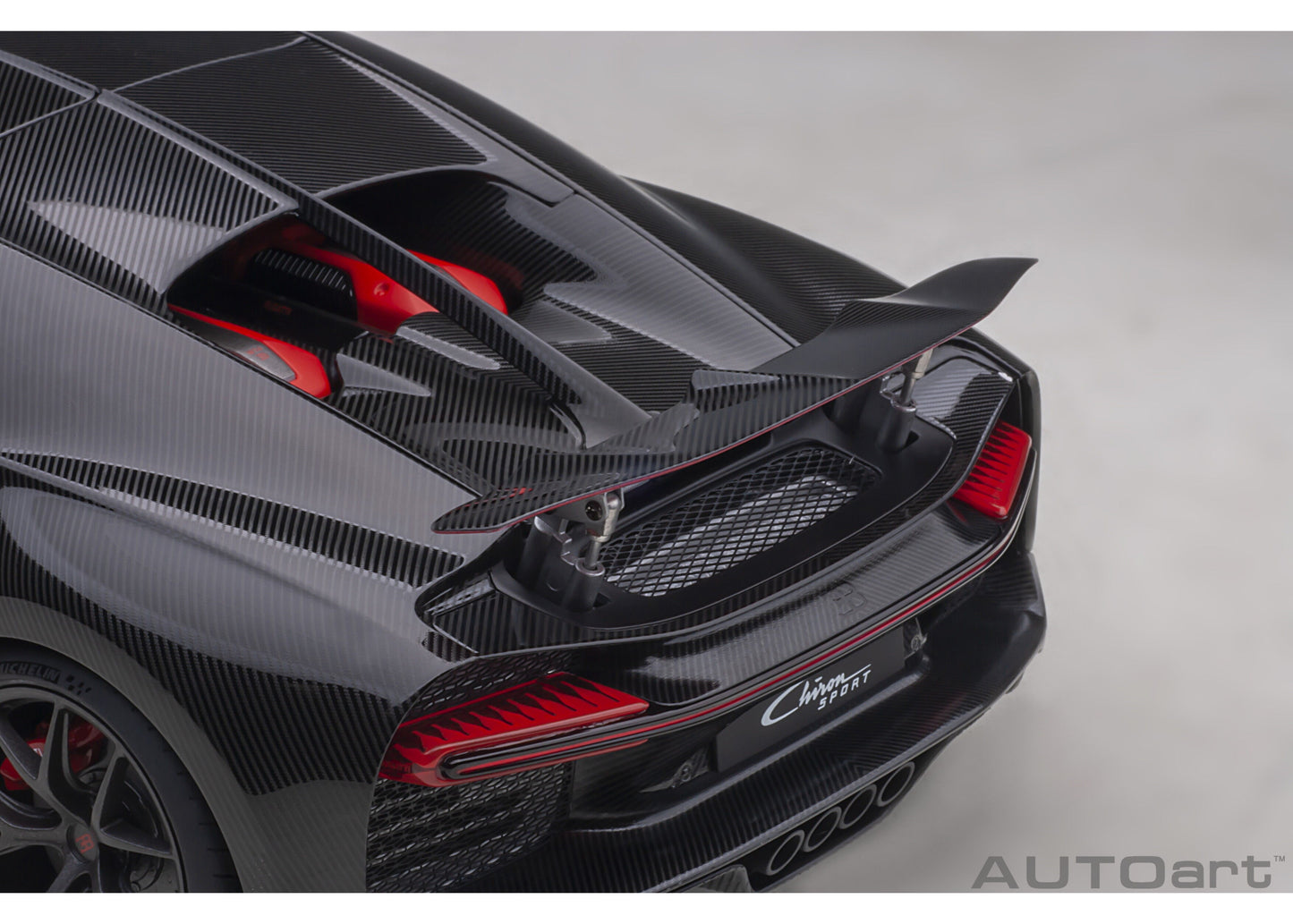 70996 AUTOart 1:18 Bugatti Chiron Sports 2019 Red / Carbon Black